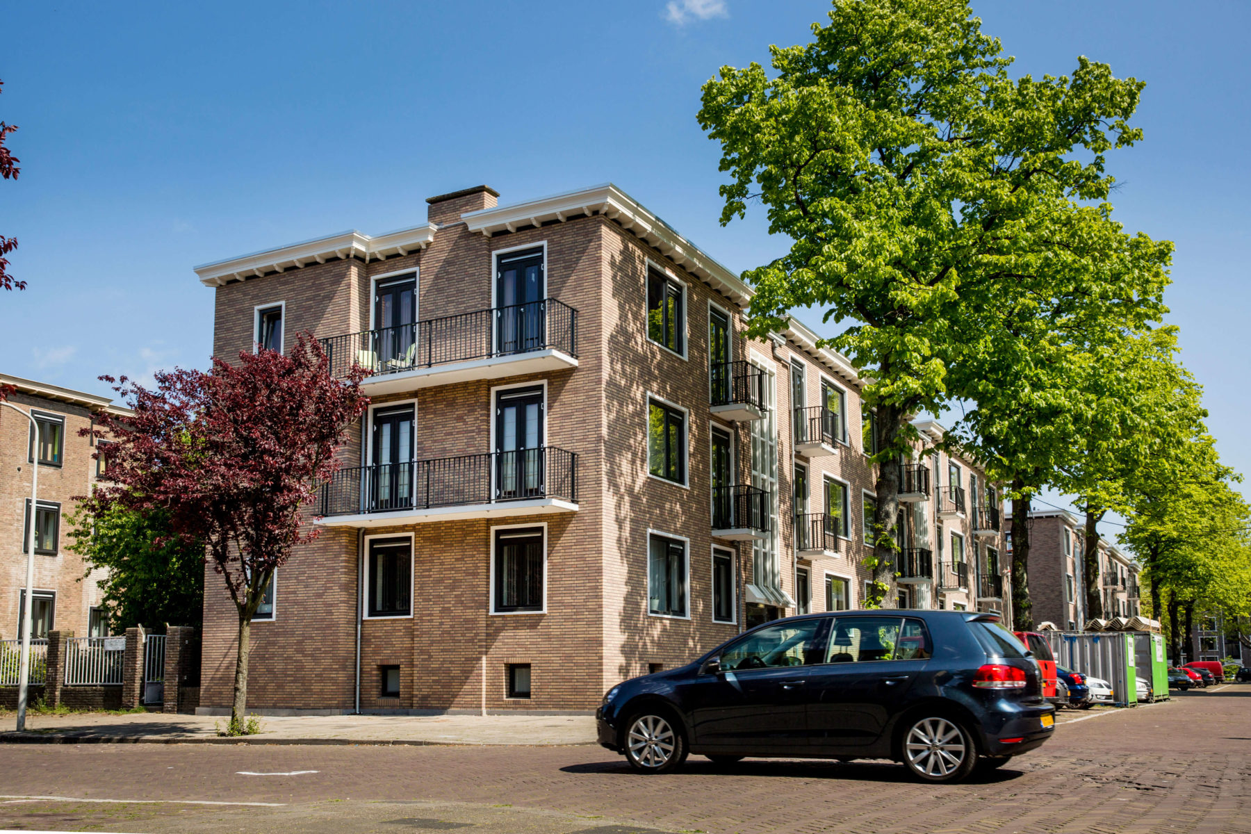 Woningcorporatie Haag Wonen besluit in 2015 een van haar wooncomplexen in de wijk Moerwijk in Den Haag grondig te verbeteren.  In november 2016 startte het groot onderhoud.