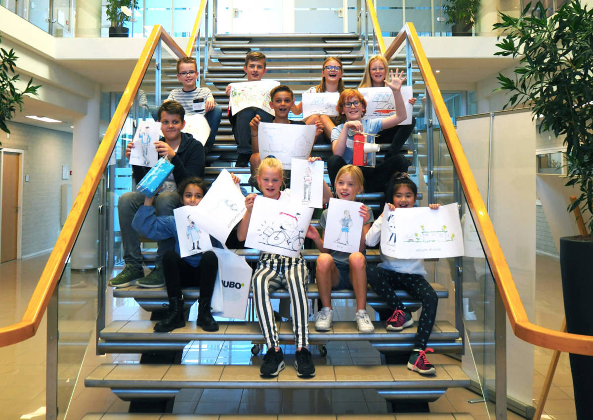 Bij Hemubo zijn we volop bezig met uitdagingen die we hebben voor de toekomst! Heel logisch dus om kinderen te vragen hoe zij eigenlijk willen wonen in de toekomst. We vinden het allemaal belangrijk om duurzaam te bouwen en spullen te recyclen. Plastic is slecht voor het milieu en als we zo doorgaan is er dadelijk geen groen meer in de stad. Hebben kinderen hier ideeën over? Nou reken maar!