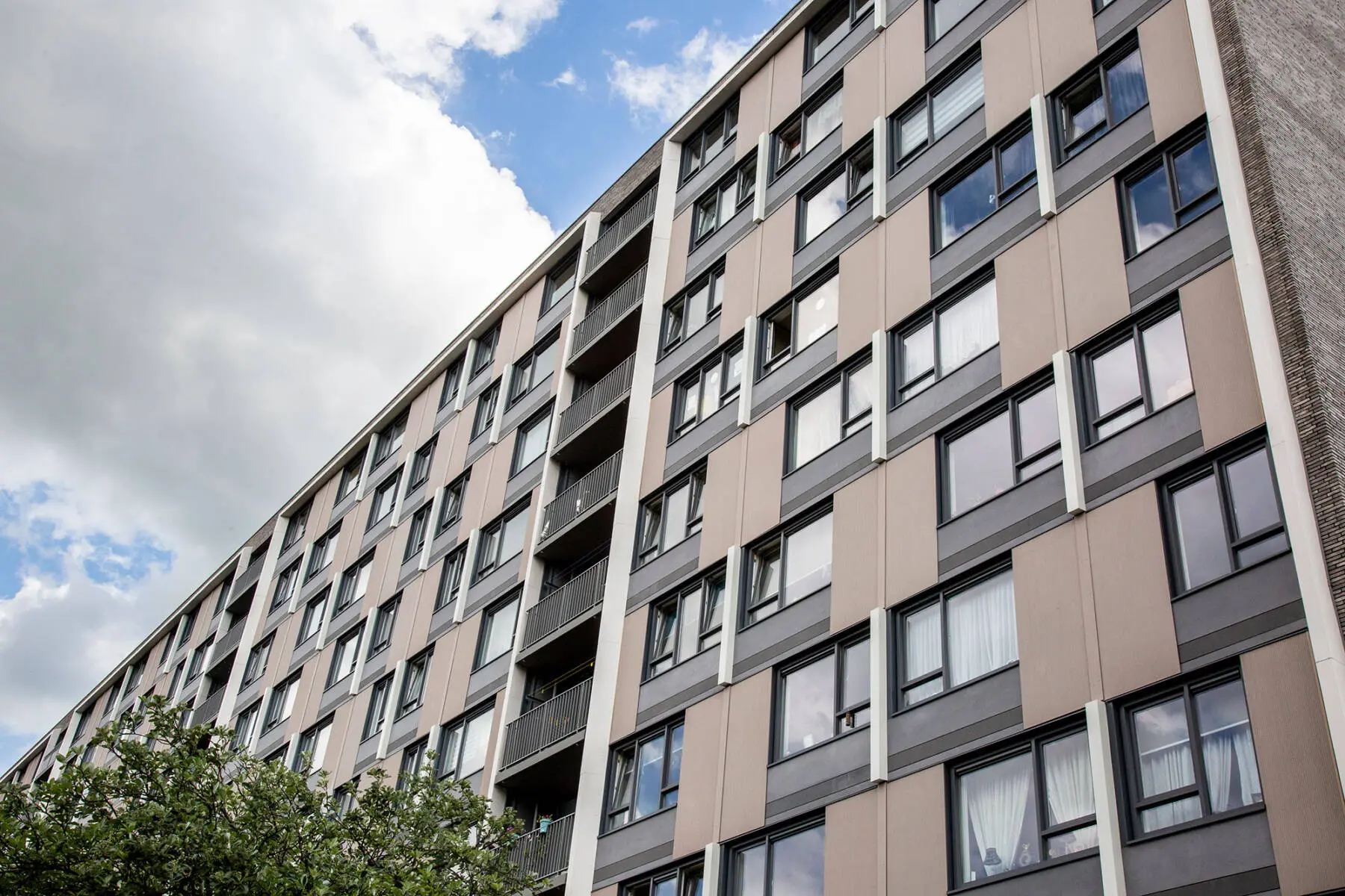 Groot onderhoud van 362 woningen van het complex ACA in Utrecht Overvecht in opdracht van Mitros.