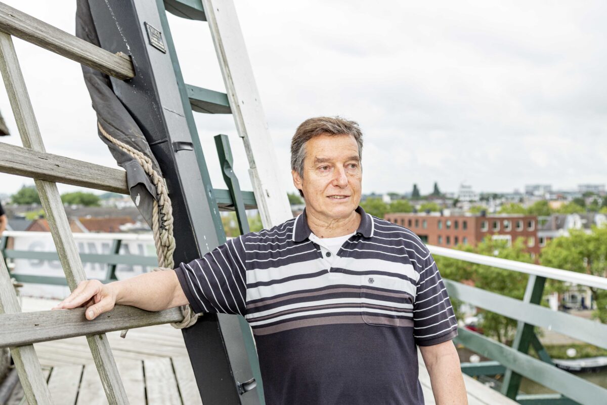 Werken op de hoogste houten molen van Nederland