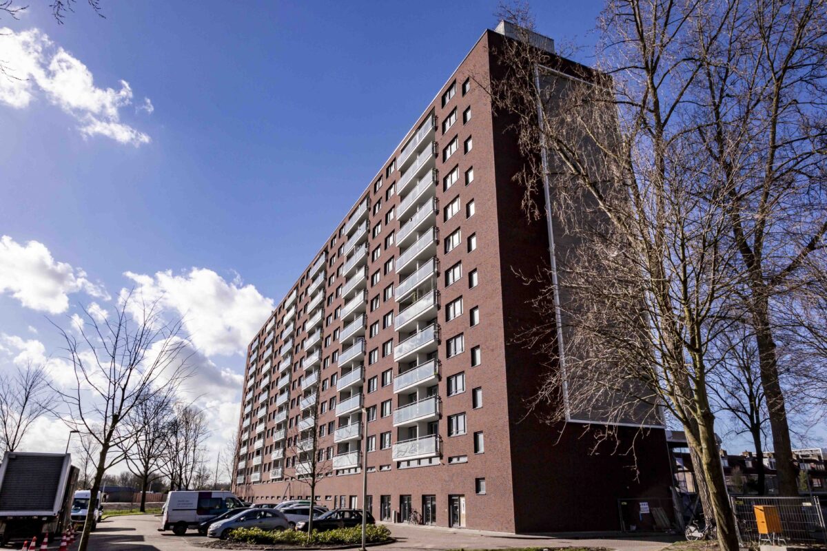 De nieuwe gevel springt meteen in het oog