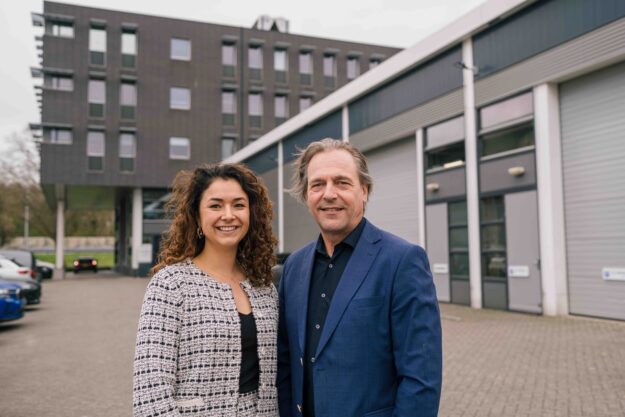 Hemubo_Portret_Camille&Jack_Voor_Gebouw_Delft Camille & Jack voor nieuwe Hemubo vestigingDelft