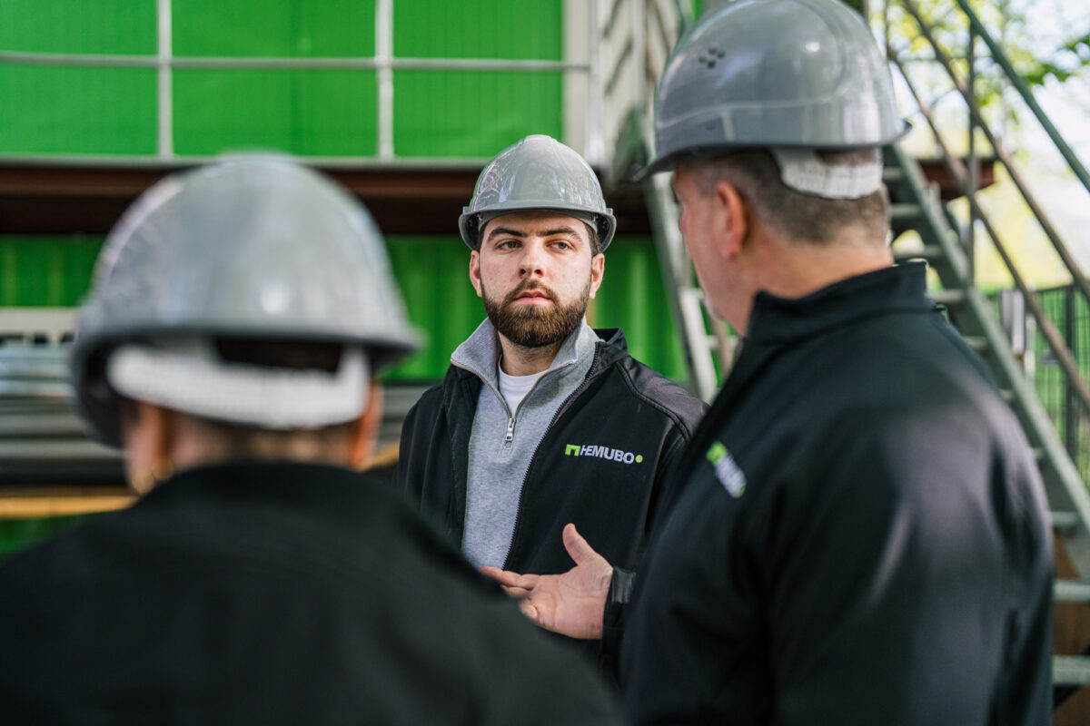 Een gigantische opgave, ontzettend veel uitdagingen, een strakke planning, verregaande maatregelen om duurzaamheid en circulariteit te borgen; dat is het Rivierenhuis en daar overdrijft uw verslaggever niets aan! Hemubo werkt hier samen met Eigen Haard om het iconische gebouw aan de President Kennedylaan in Amsterdam-Zuid te renoveren.Na oplevering bestaat het Rivierenhuis uit 318 woningen. Hier werken tal van werkmaatschappijen van Hemubo samen, denk aan Hemubo Bouw, Betontechniek, W-techniek en E-techniek. En zij werken dan weer samen met vele ketenpartners.