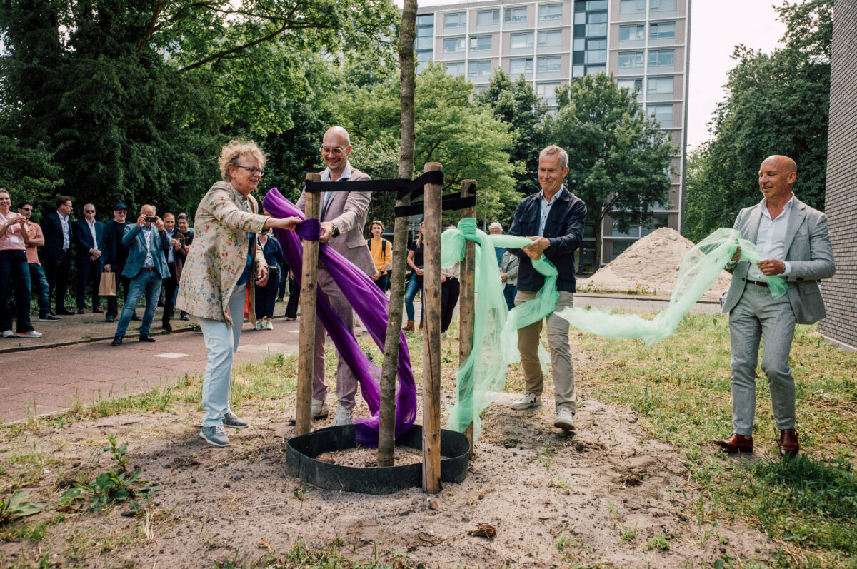 Na een lange samenwerking aan een immense opgave, grootschalig onderhoud aan 1800 woningen in Utrecht Overvecht is het tijd voor een feestje. Zowel bewoners als alle medewerkers die betrokken waren bij dit grootse project zijn uitgenodigd. Uiteraard is uw verslaggever van de partij.De zon schijnt uitbundig als directievoorzitter bij Woonin Henk Peter Kip en vastgoedontwikkelaar bij Woonin Joop ten Brink, die vanaf het begin betrokken is geweest bij dit project, de genodigden welkom heten. Henk Peter vertelt over het belang van Woonin in Overvecht, ze hebben daar één derde van het bezit.