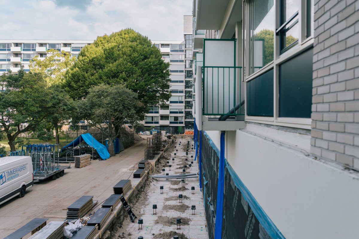 In het rivierenhuis in Amsterdam-Zuid vindt een bijzondere transformatie plaats in opdracht van Eigen Haard. Het is een samenwerking tussen Hemubo, Kleinschalige Culturele Producties, Over Morgen en DOOR architecten; kortweg SCOOP.  Er
wordt gewerkt aan iets wat je een grote wijk in Amsterdam zou kunnen noemen, namelijk 318 woningen waarbij duurzaamheid en circulariteit centraal staan. Bijzonder is dat we naast de renovatie ook een duurzame en circulaire uitbouw bouwen.