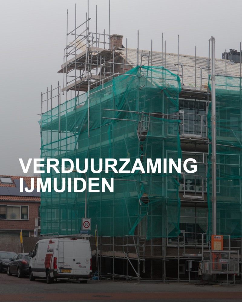 Vandaag zijn uw verslaggever en fotograaf op het project ‘de Planeet’ in IJmuiden waar 42 woningen verduurzaamd worden en waar onderhoud wordt uitgevoerd. Wij worden hartelijk ontvangen en bijgepraat door Bert Visser, bewonerscoördinator Hemubo, Cor Gomez, uitvoerder Hemubo, Petra Dees, projectmanager van Velison Wonen en Michael van Leijenhorst, projectleider Hemubo.