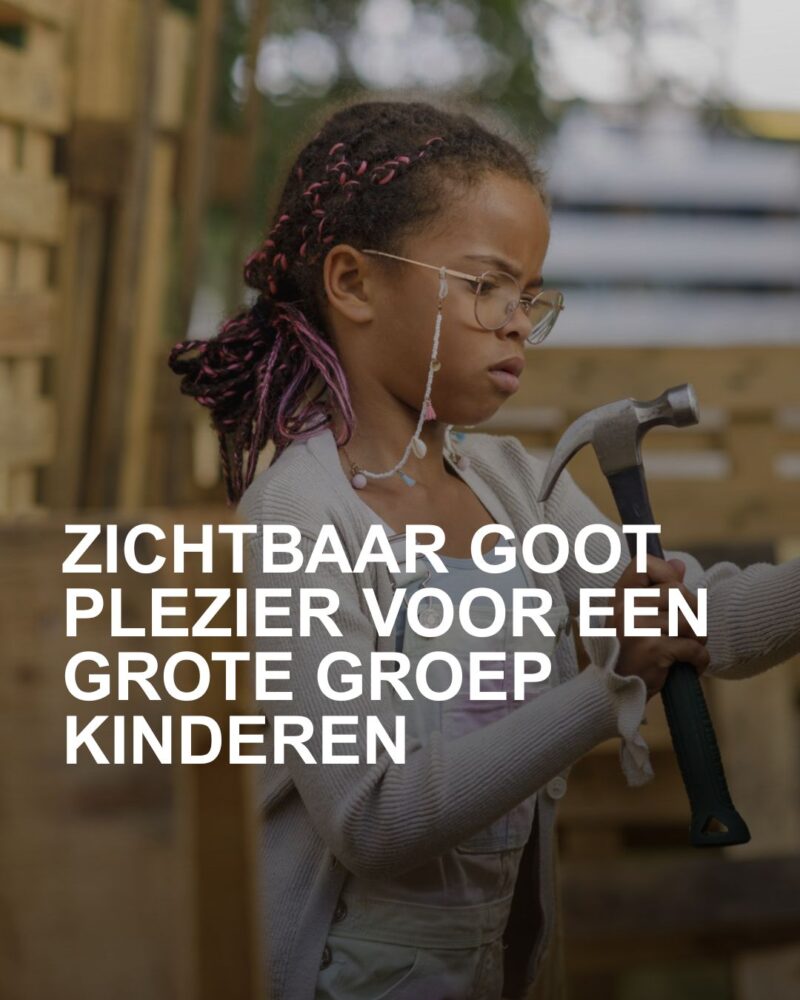 Uw verslaggever is onderweg naar de Bijlmer waar achter het Bijlmermuseum in de grote groene tuin rond de 50 kinderen hun eigen bouwwerken maken. Het Timmerdorp wordt georganiseerd door CBK Zuidoost en mede mogelijk gemaakt door o.a. de Gemeente Amsterdam en andere sponsoren waaronder Hemubo.