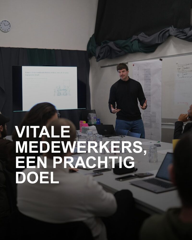 Het is een doordeweekse middag als we bij Hillen & Roosen in Amsterdam aanschuiven bij een vitaliteitstraining. Dezelfde training wordt ook gegeven bij Hemubo in Almere en Delft en draait om vijf thema’s: gezonde gewoonten en doelen stellen, beweging en training, voeding, slaap en herstel, en stress en ontspanning. Medewerkers kunnen zich hier kosteloos voor inschrijven.